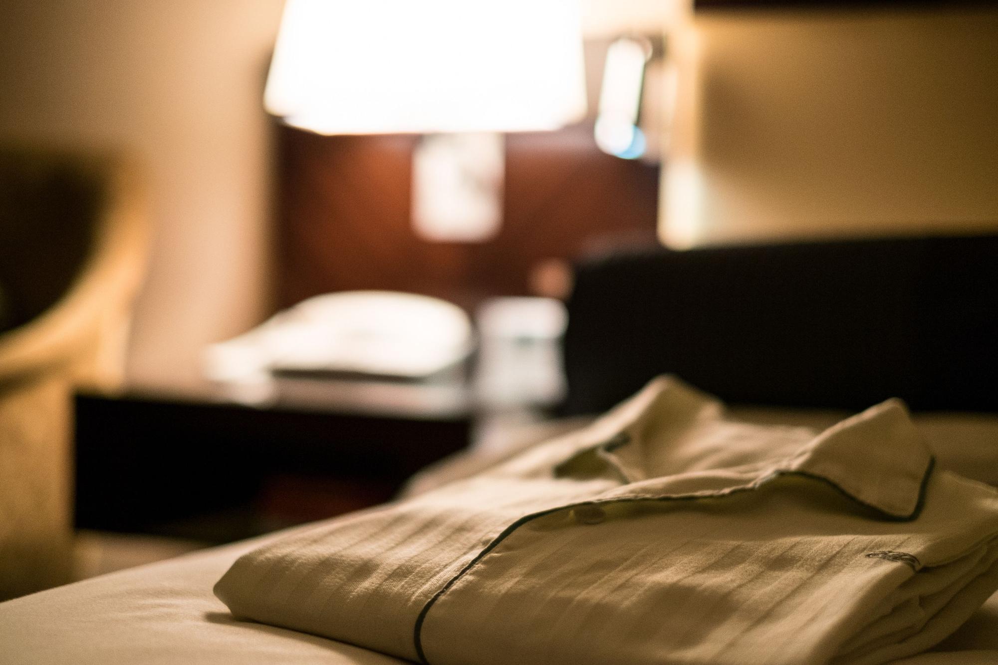 פוקואוקה Hotel New Otani Hakata מראה חיצוני תמונה A shirt left on a bed