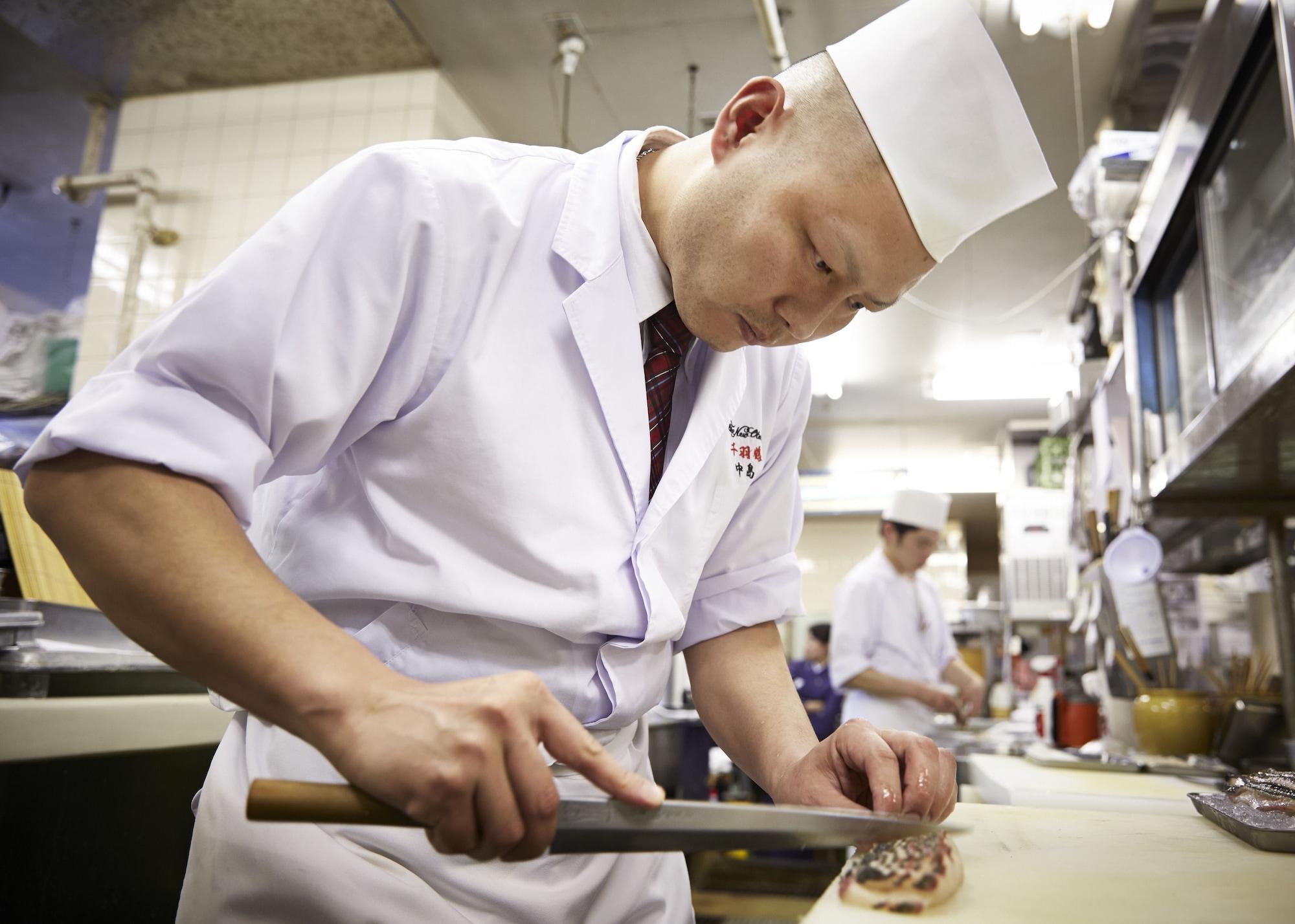 פוקואוקה Hotel New Otani Hakata מראה חיצוני תמונה A cook working in a restaurant kitchen