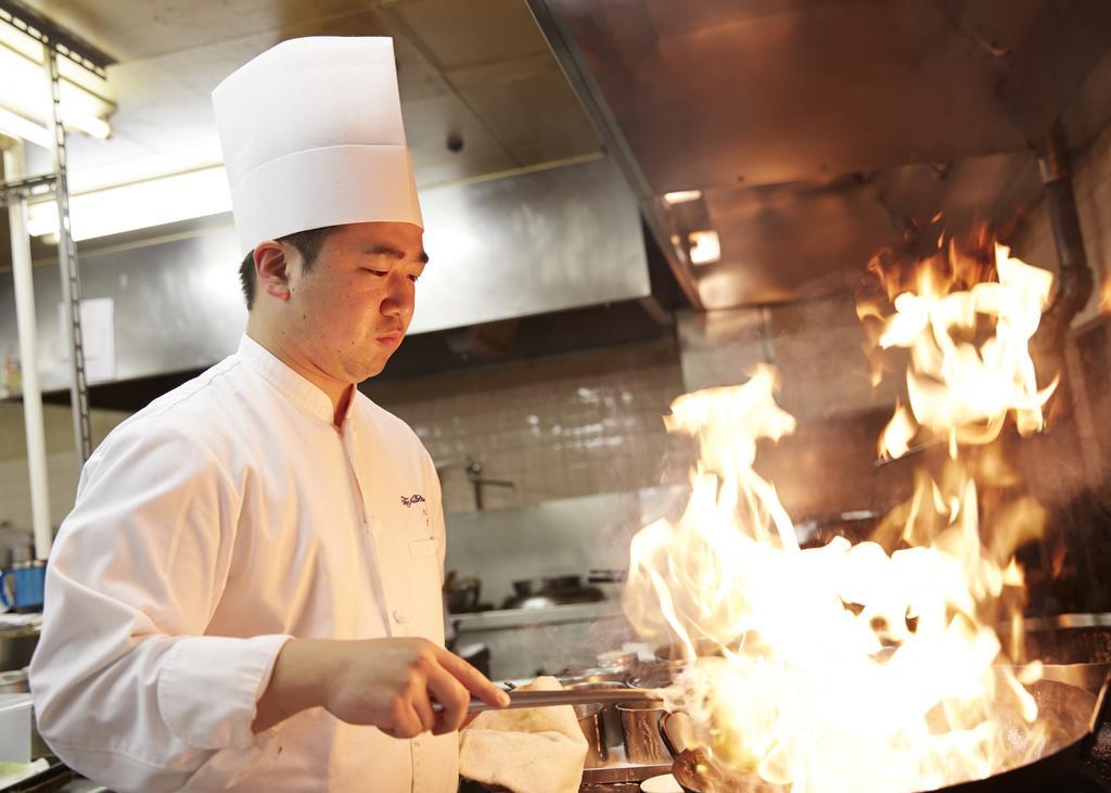 פוקואוקה Hotel New Otani Hakata מראה חיצוני תמונה A chef cooking with a wok